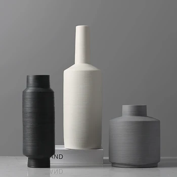 Украса в скандинавски стил в минималистичном стил, е черно-бяла, сива креативна керамична ваза, модел стая, хол, цвете