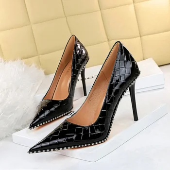 9611-3/Пикантен дамски обувки на висок ток в стил ретро; дамски обувки на сверхвысоком ток с малките си пръсти и метални веригата и нитове