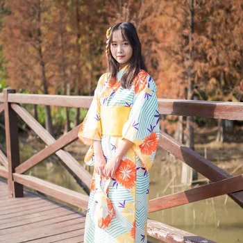 Жена традиционно японско кимоно юката, рокля за фотография, костюм за cosplay жълт цвят с флорални принтом, реколта дрехи